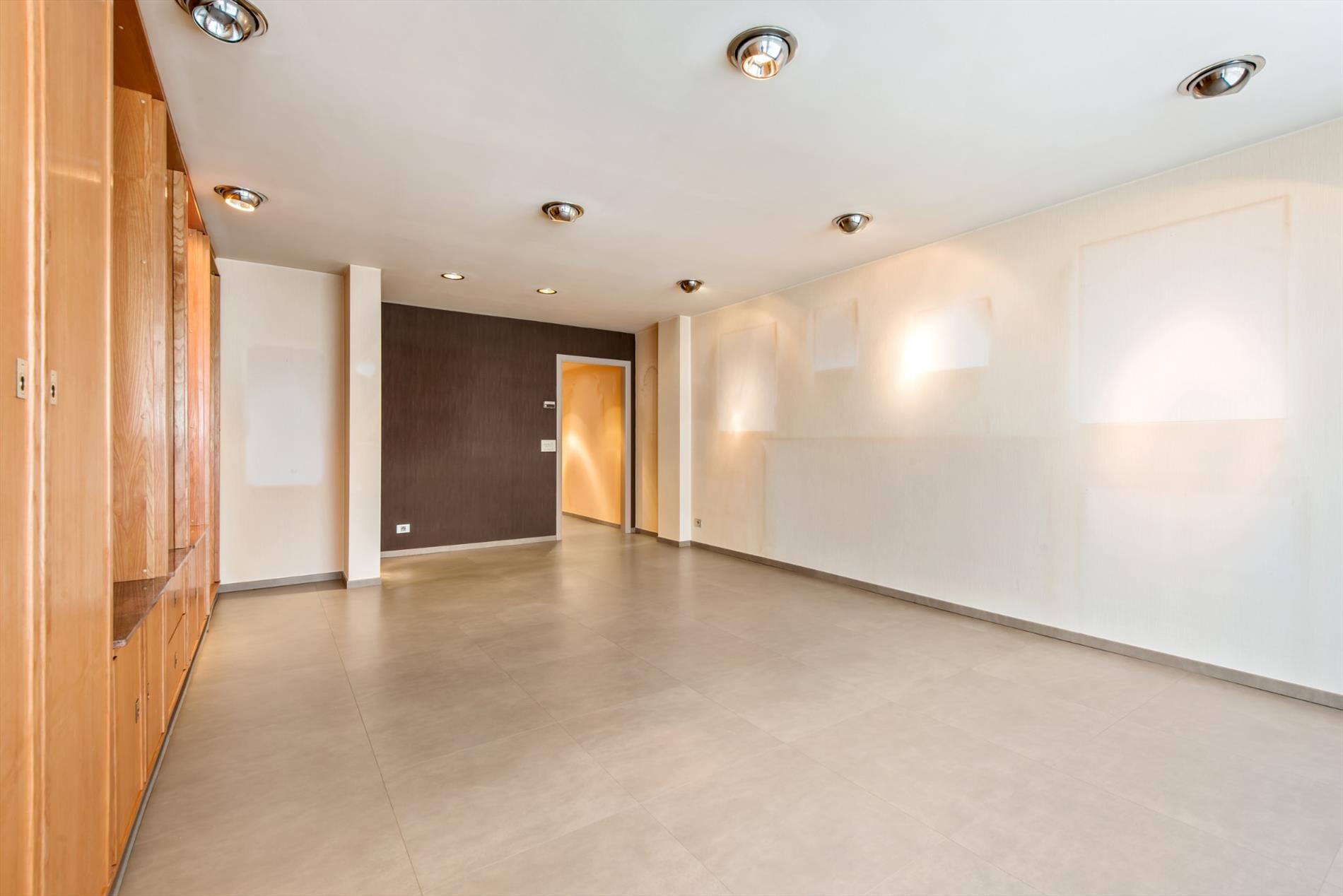 RUIM 2 SLP APP. MET TUIN GELEGEN CENTRUM OOSTENDE NABIJ ZEE 