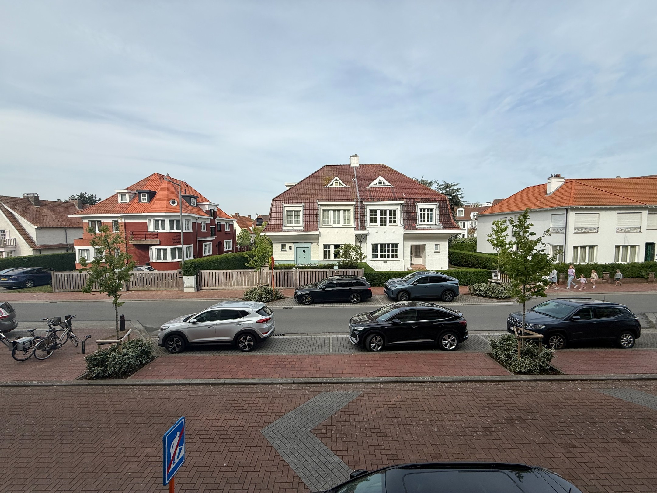Heel goed gelegen en netjes onderhouden appartement met een open zicht en 2 slaapkamers gelegen in de Koningslaan, vlakbij de Zeedijk. 
