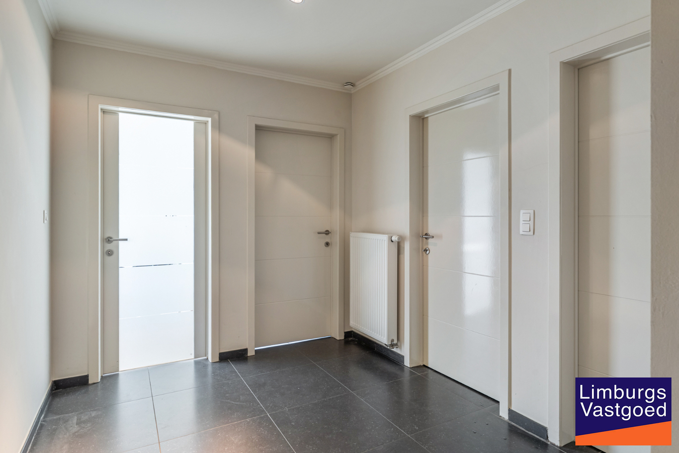 Exclusief penthouse met ruim terras, 2 slpk, extra brede autostaanplaats, centrum Houthalen 