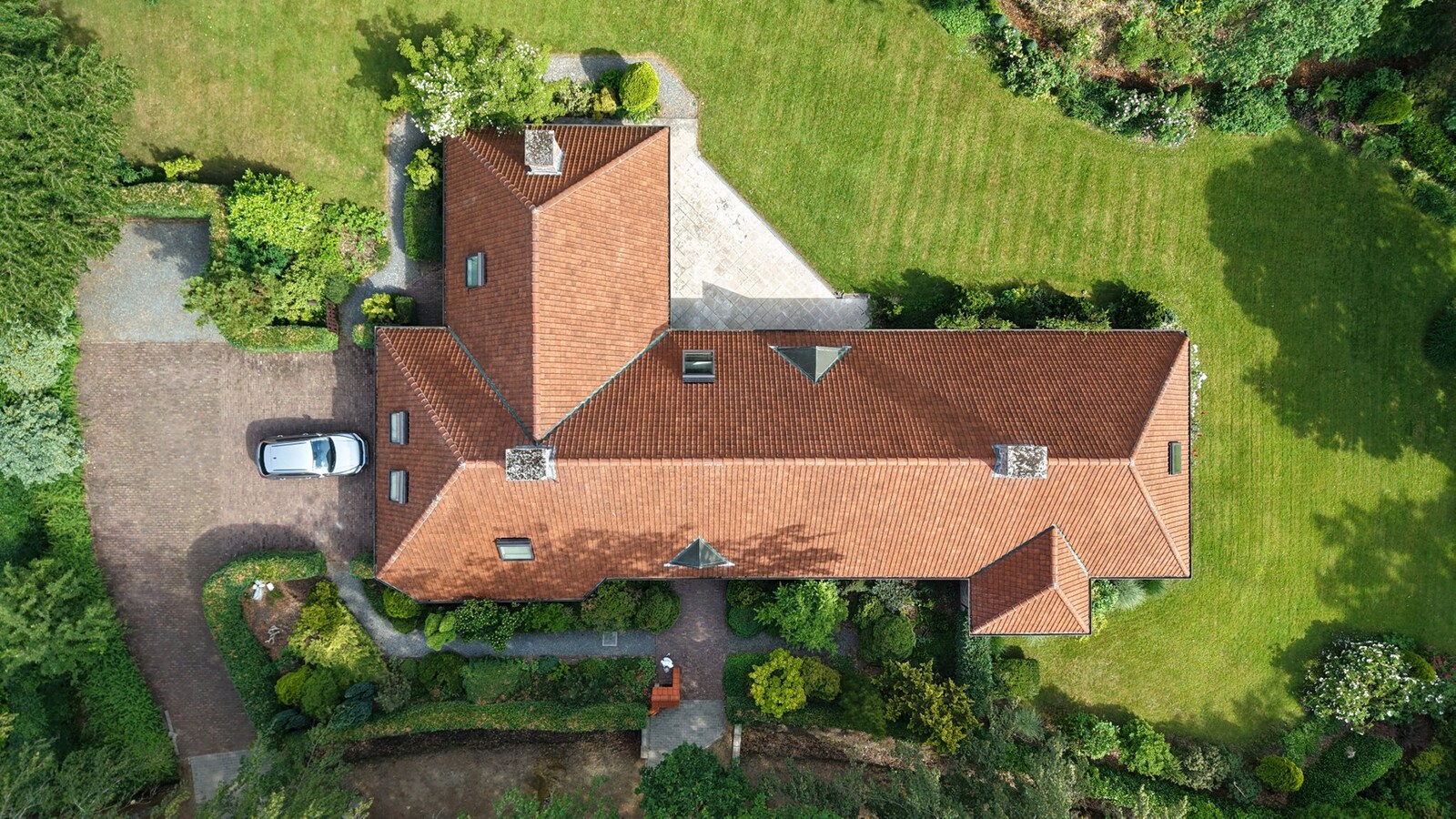 Exclusieve villa met gelijkvloerse master suite, prachtige tuin en uitzonderlijk wooncomfort 