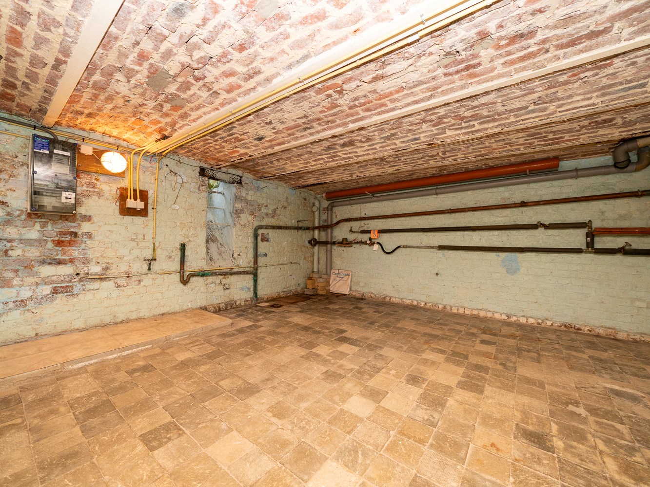 Ruime woning met 5 kamers (mogelijk) en open zicht 