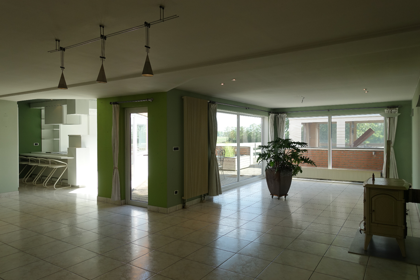 Unieke vastgoedaanbieding aan op- en afrit E40 Jabbeke 