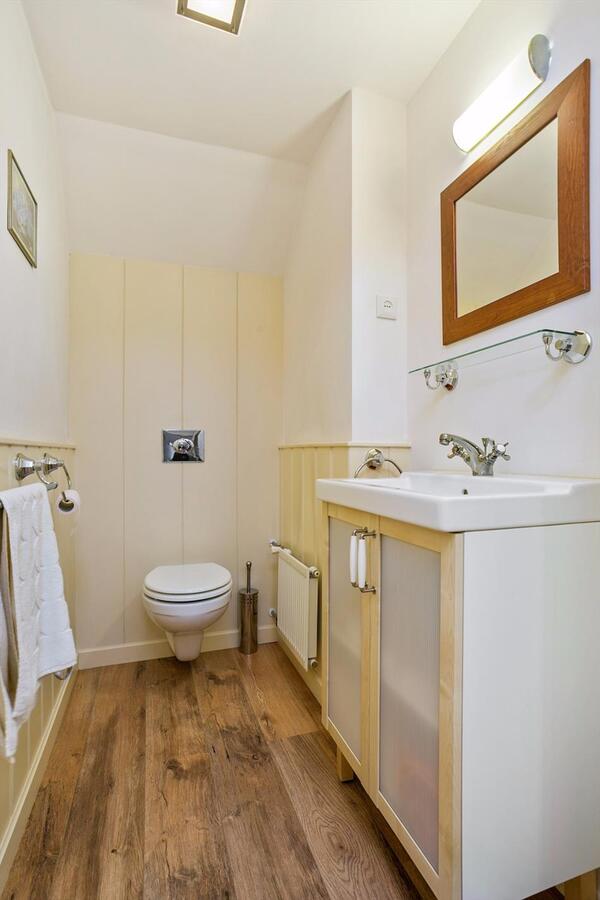 Fraai gelegen, karakteristiek vooroorlogs, vrijstaand gerenoveerd woonhuis op perceel van 1.035 m2 aan de Tonterstraat 42 te Riethoven. 