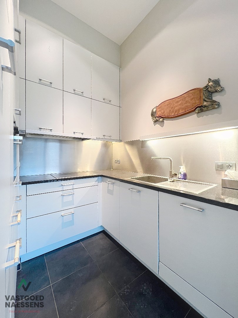 Magnifique appartement d'une chambre avec vue sur le golf et une terrasse ensoleillée. 