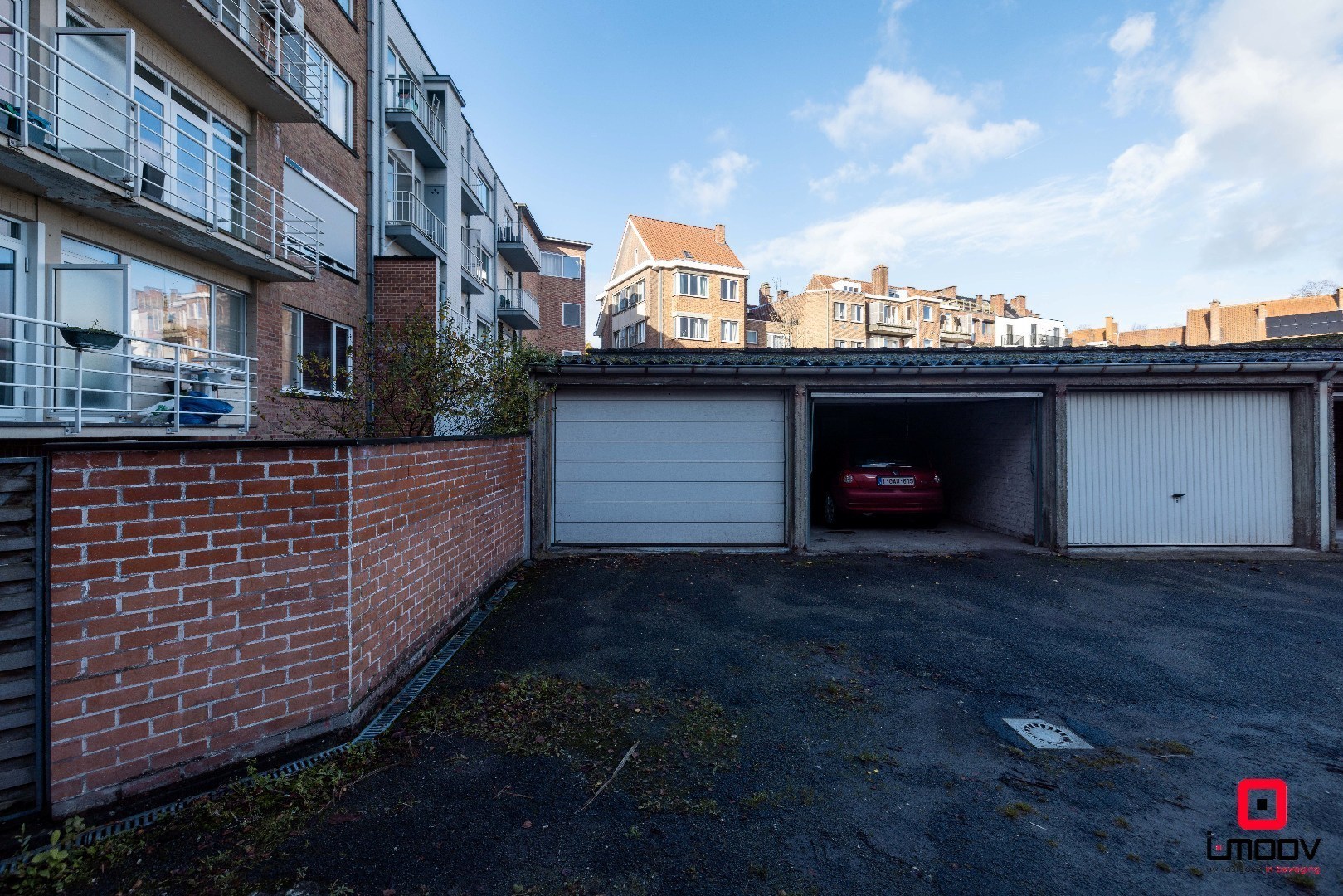 Instapklaar, lichtrijk tweeslaapkamer souterrain-appartement met groot terras &amp; garagebox in topligging – Patijntjestraat Gent 