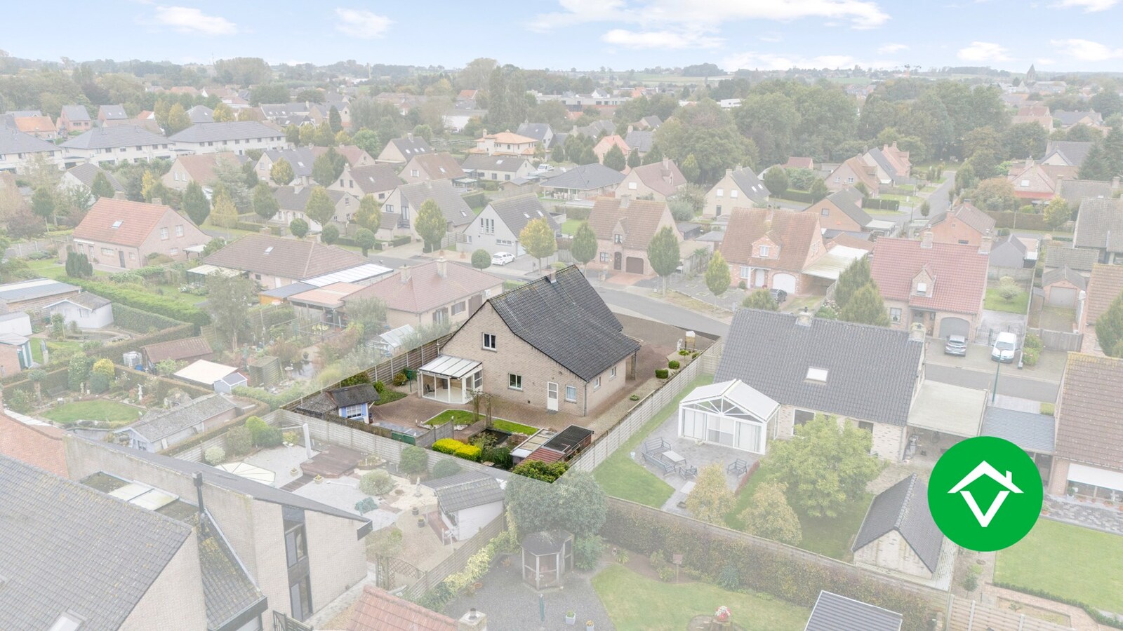 Kloeke woning met 4 slaapkamers in een woonwijk te Ichtegem. 