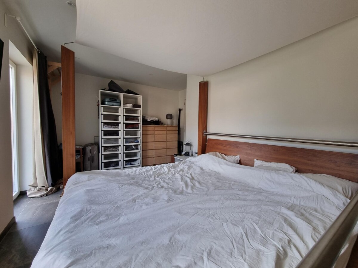 Uitzonderlijk ruim (117m² + 64m² terras!) appartement met drie slaapkamers 