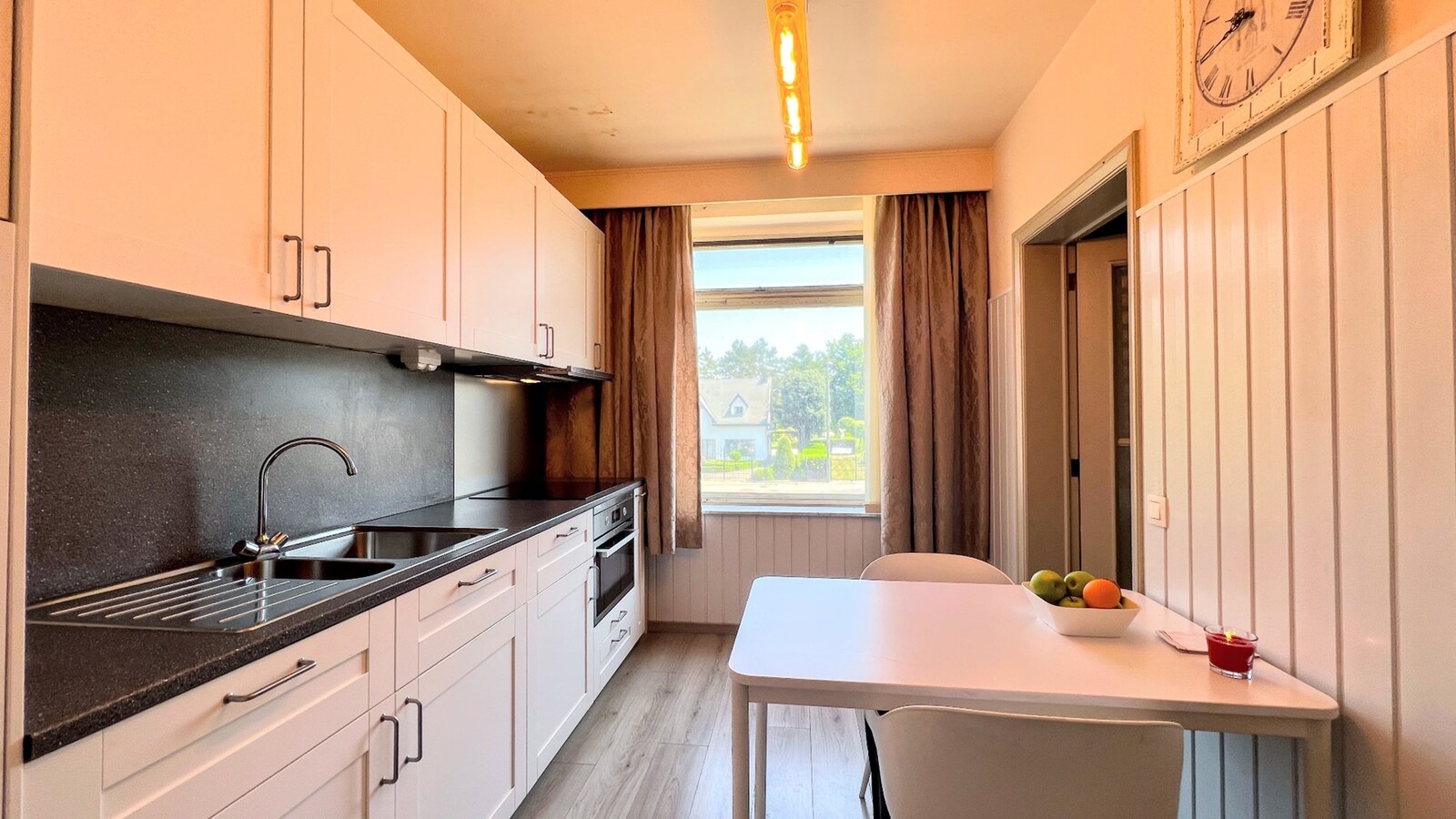 Handelspand met appartement op commerciële toplocatie 