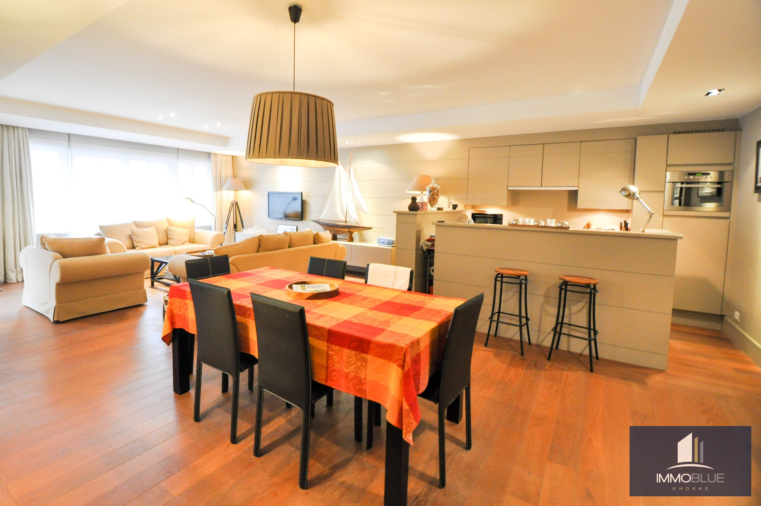 Appartement avec terrasse ensoleillée et garage intégré. 