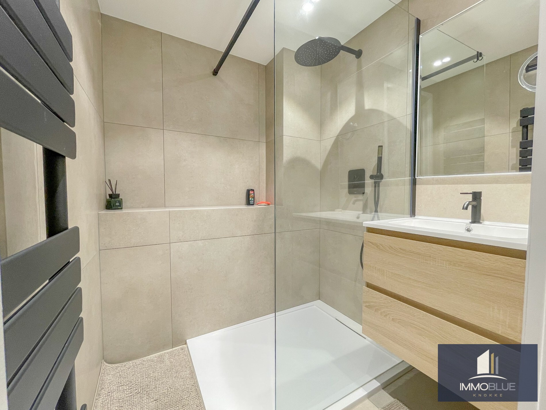 Appartement entièrement rénové, situé à deux pas de la mer. 