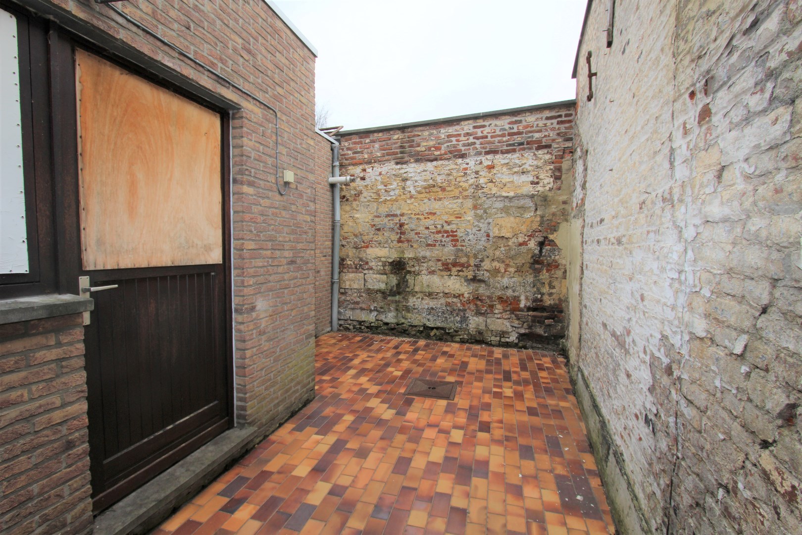 PRACHTIG GELEGEN MODERNE HANDELSWONING 