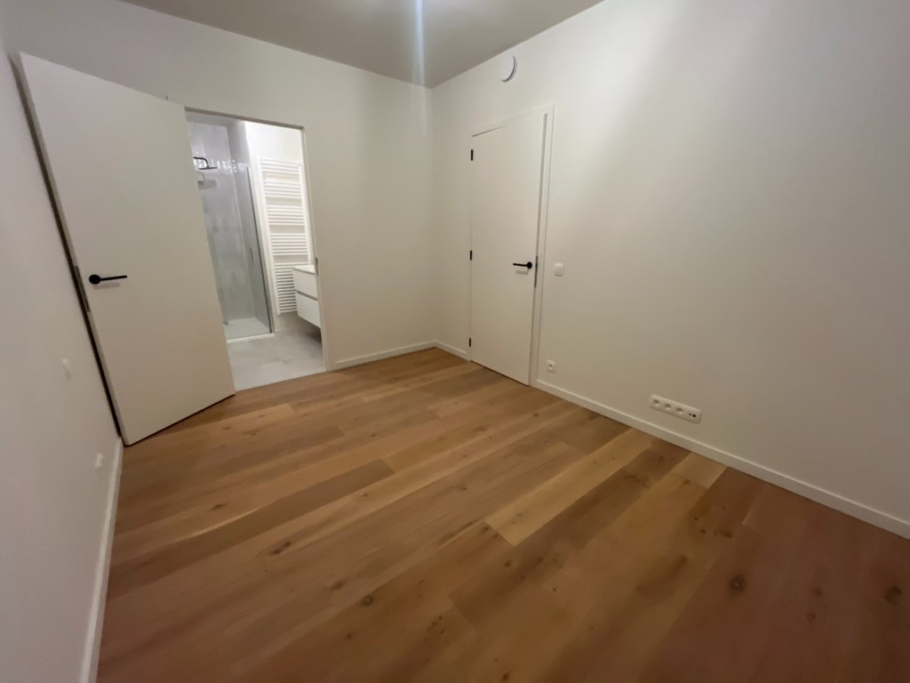 Appartement de 2 pièces situé au centre du projet Hoost avec une grande terrasse. 