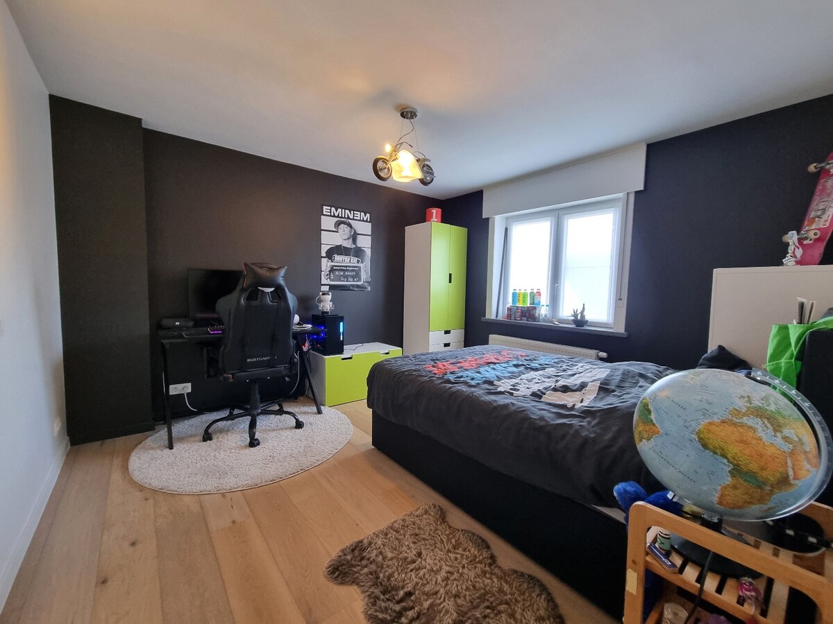 Prachtige, volledig gerenoveerde halfopen bebouwing op groot perceel van 842m² 