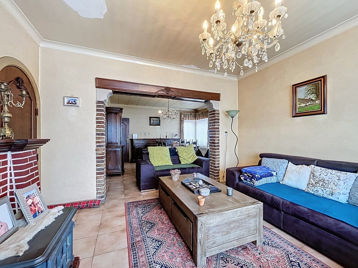 Ruime, solide jaren '50 woning met 2 garages te Nederzwalm 