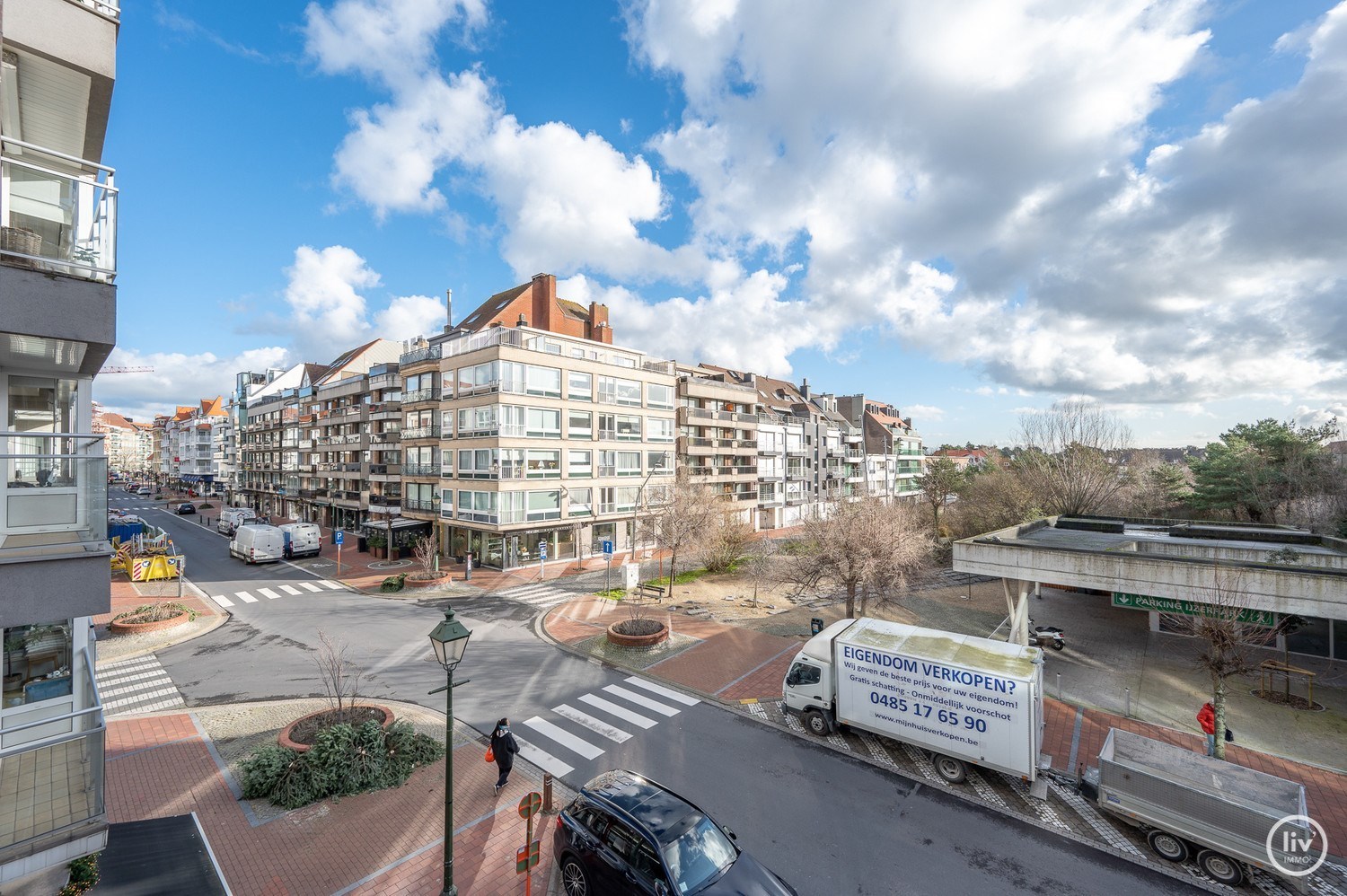 Integraal gerenoveerd 2-kamer appartement met een open zicht over het Yzepark (mogelijkheid tot aankoop van een garage onder de overzijde ). 