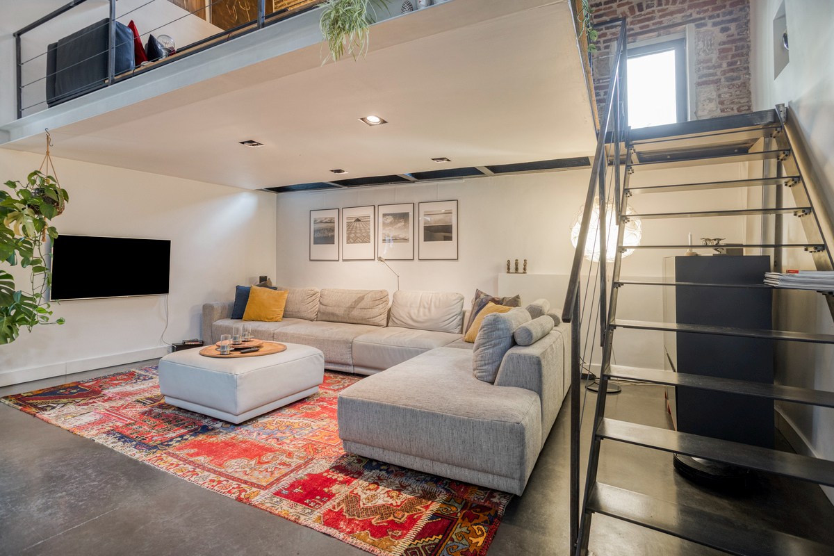 Open woonkamer met tweede salon in mezzanine