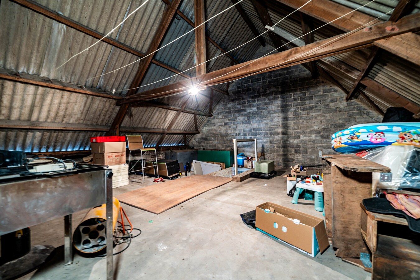 Gezinswoning met ruime opslagplaats en carport in het centrum van Ouwegem 