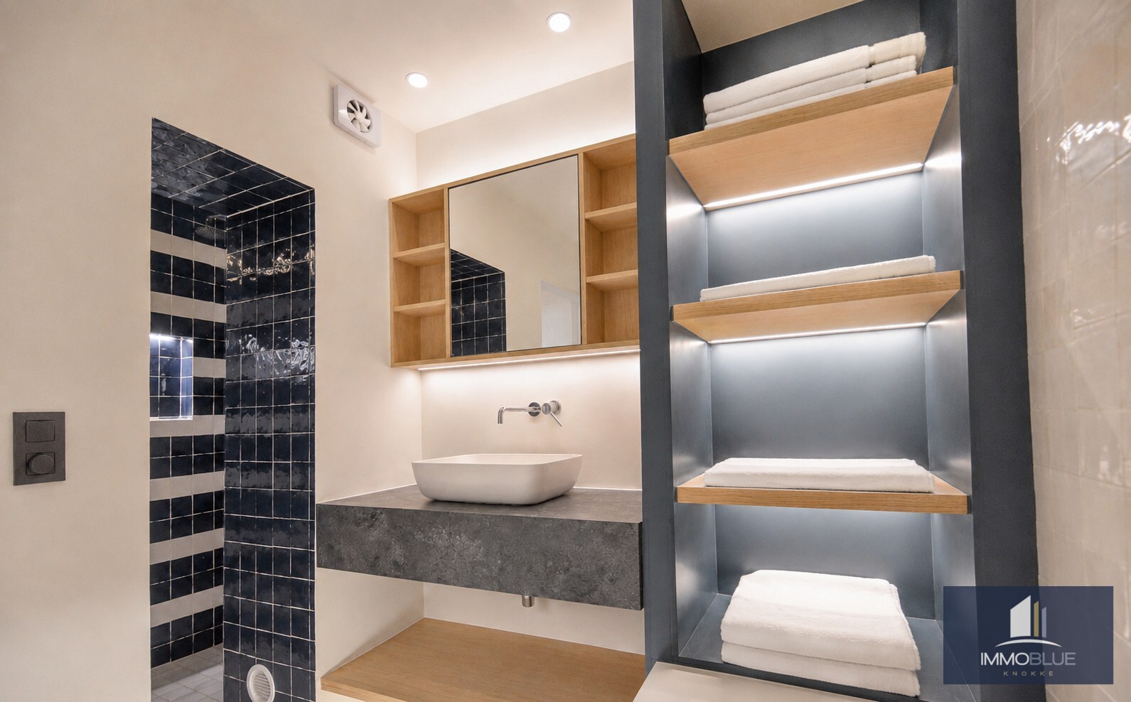 Stijlvol hoekappartement met tijdloze elegantie en een open zicht op de Kustlaan. 