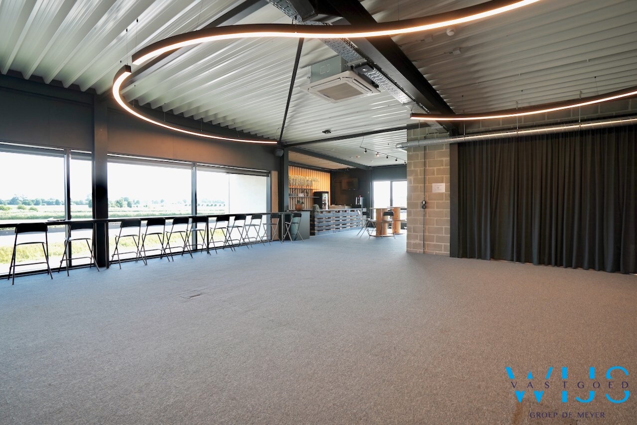 UNIEKE kantoorruimte (boven KLAAR) te Assenede ! 