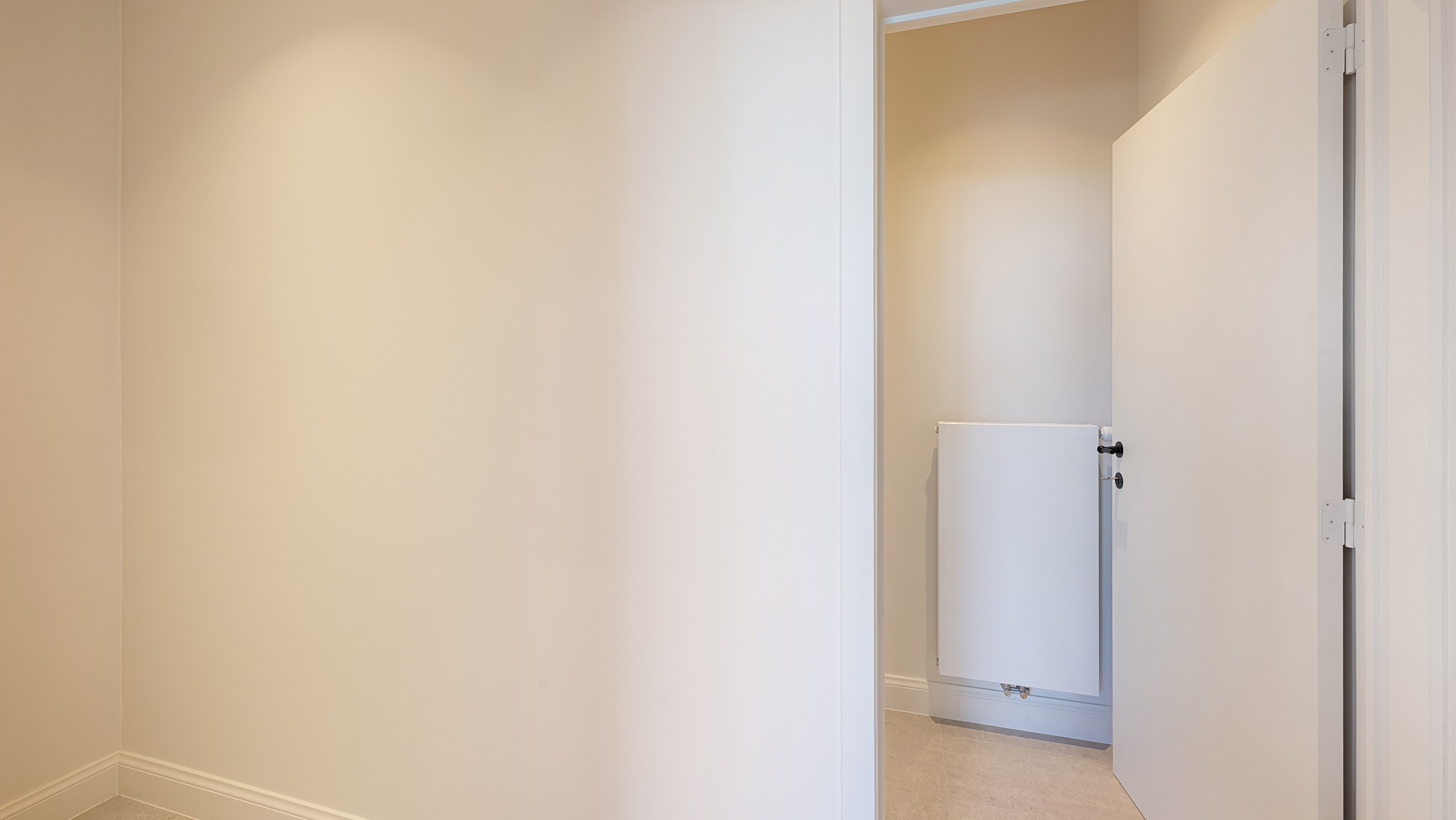 Op een uitmuntende locatie in Duinbergen, op wandelafstand van het strand en de duinen, bevindt zich deze prachtig en hoogwaardig gerenoveerde koppelvilla. 