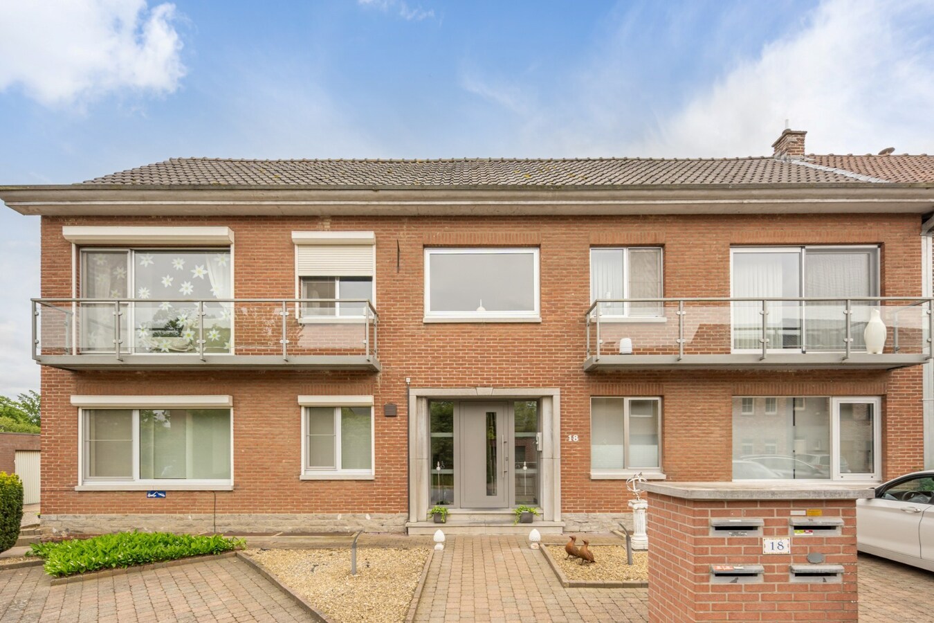 Gelijkvloers, degelijk appartement met 2 slaapkamers, ruim terras, carport en garage. 