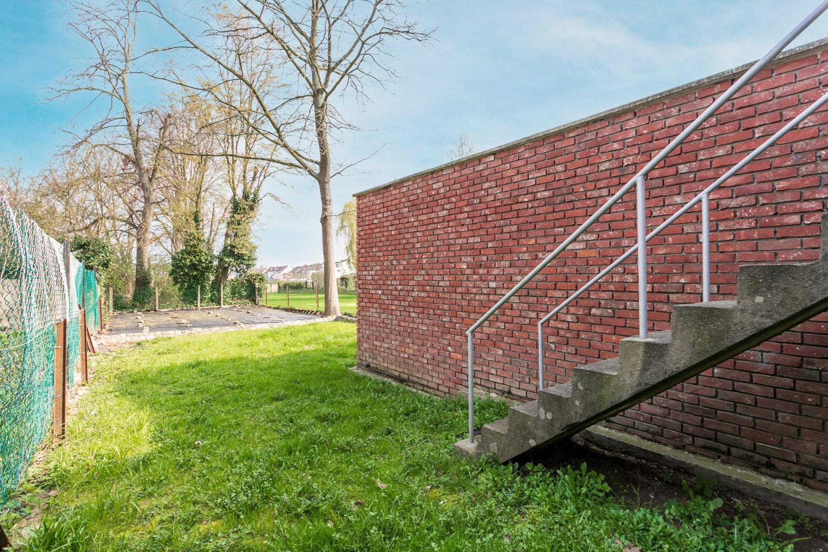 Handelshuis met woongedeelte, garage en tuin 