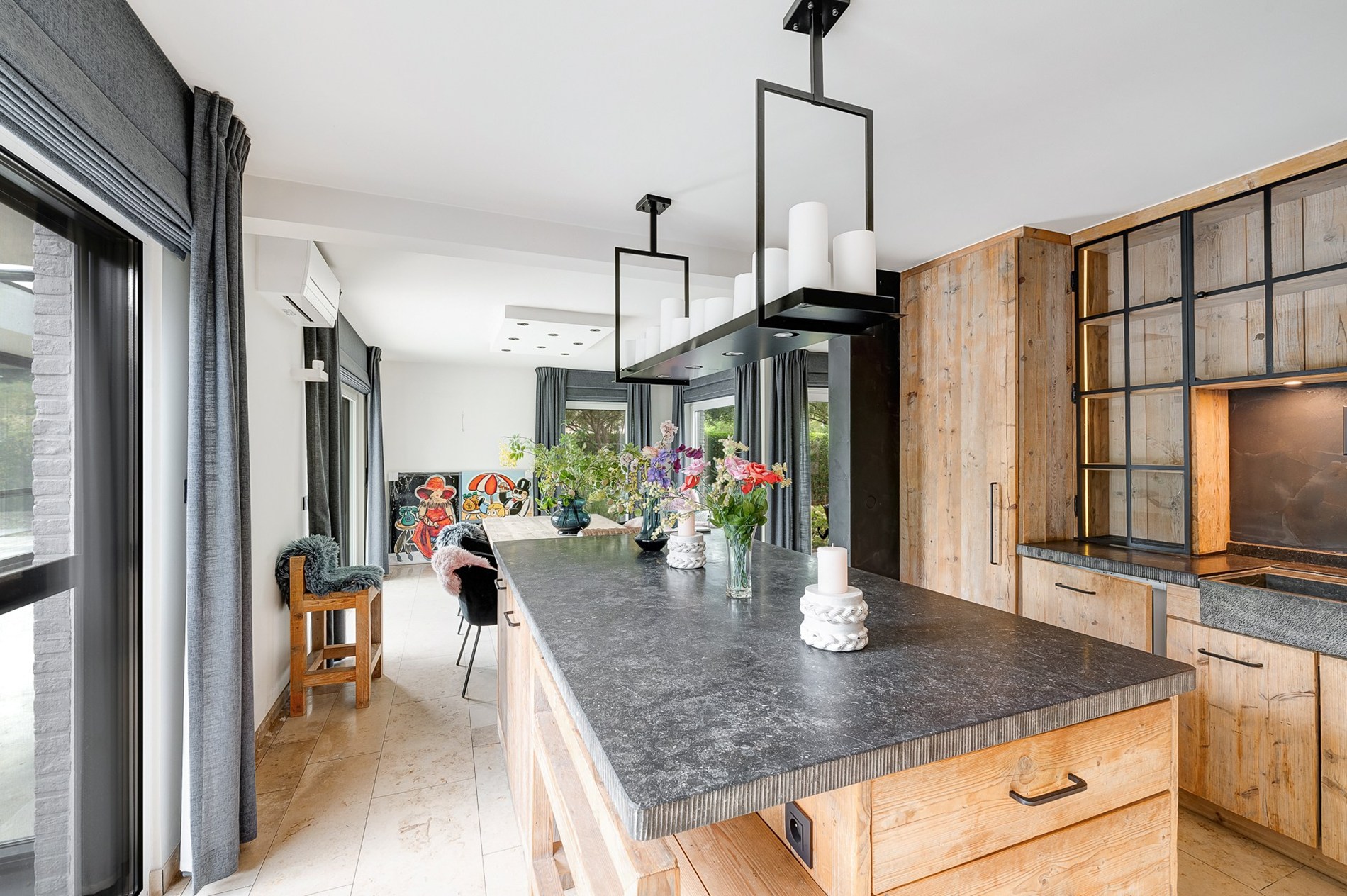 Schitterende villa met zwembad gelegen in residentiële wijk te Knokke. 