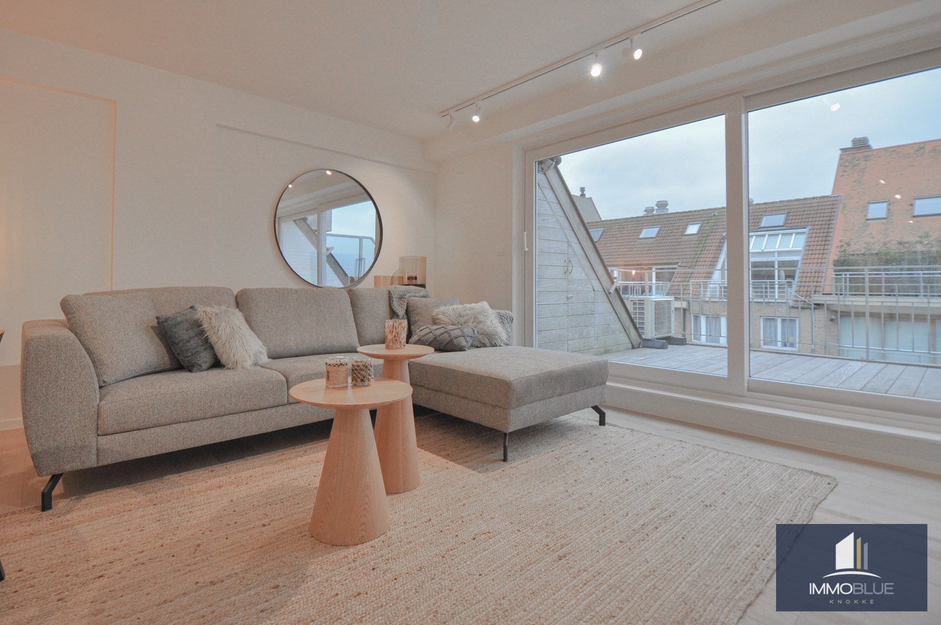 Appartement entièrement rénové avec deux grandes terrasses. 