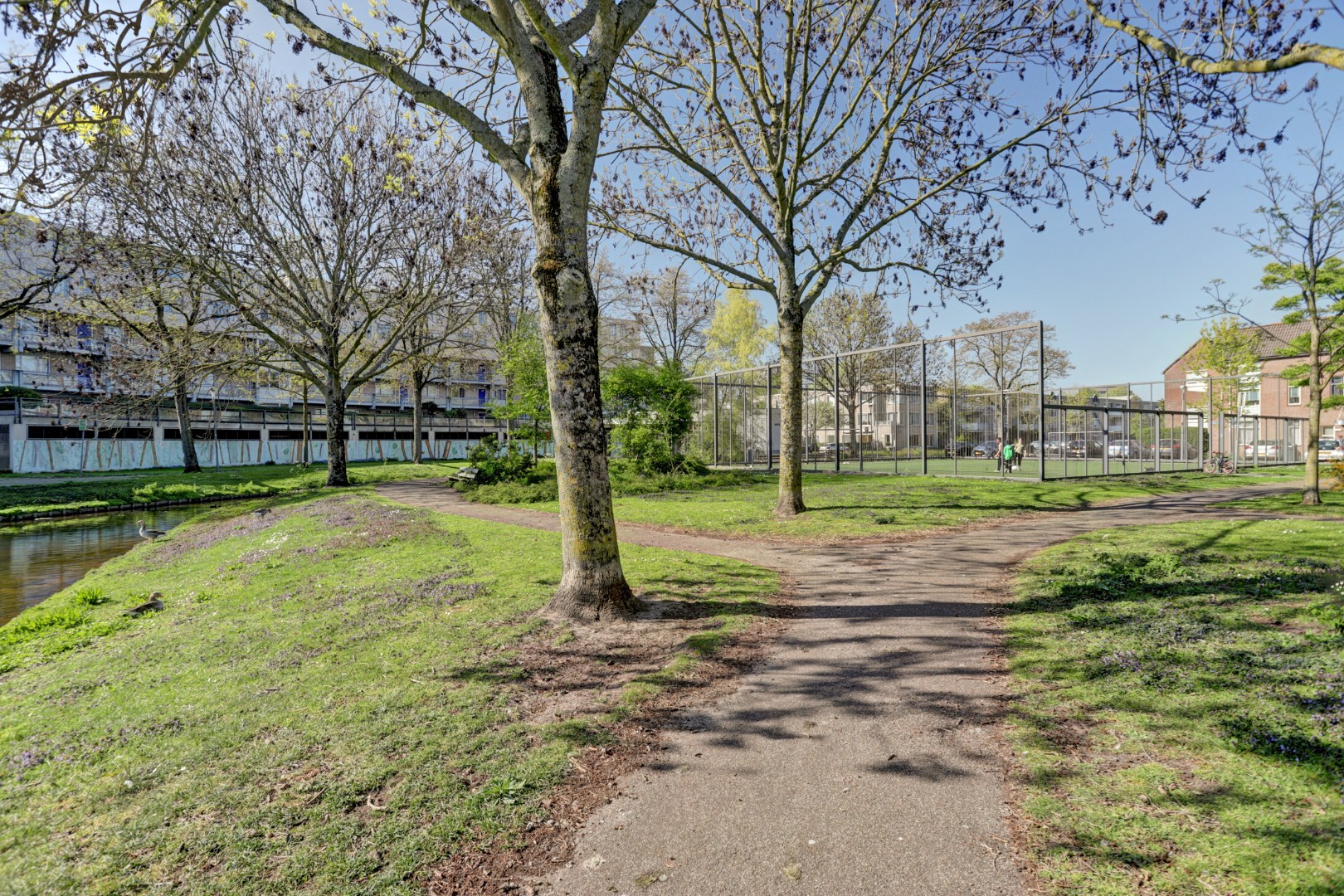 Zonder klussen te betrekken dit 2-kamer appartement op de 4e verdieping met zonnig balkon, moderne badkamer, 1 slaapkamer en berging in de onderbouw! 
