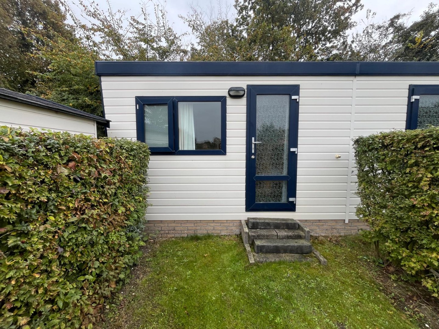 Leuke chalet (1999) met apart gastenverblijf, berging en royale tuin, op loopafstand van het Veerse Meer te koop! 