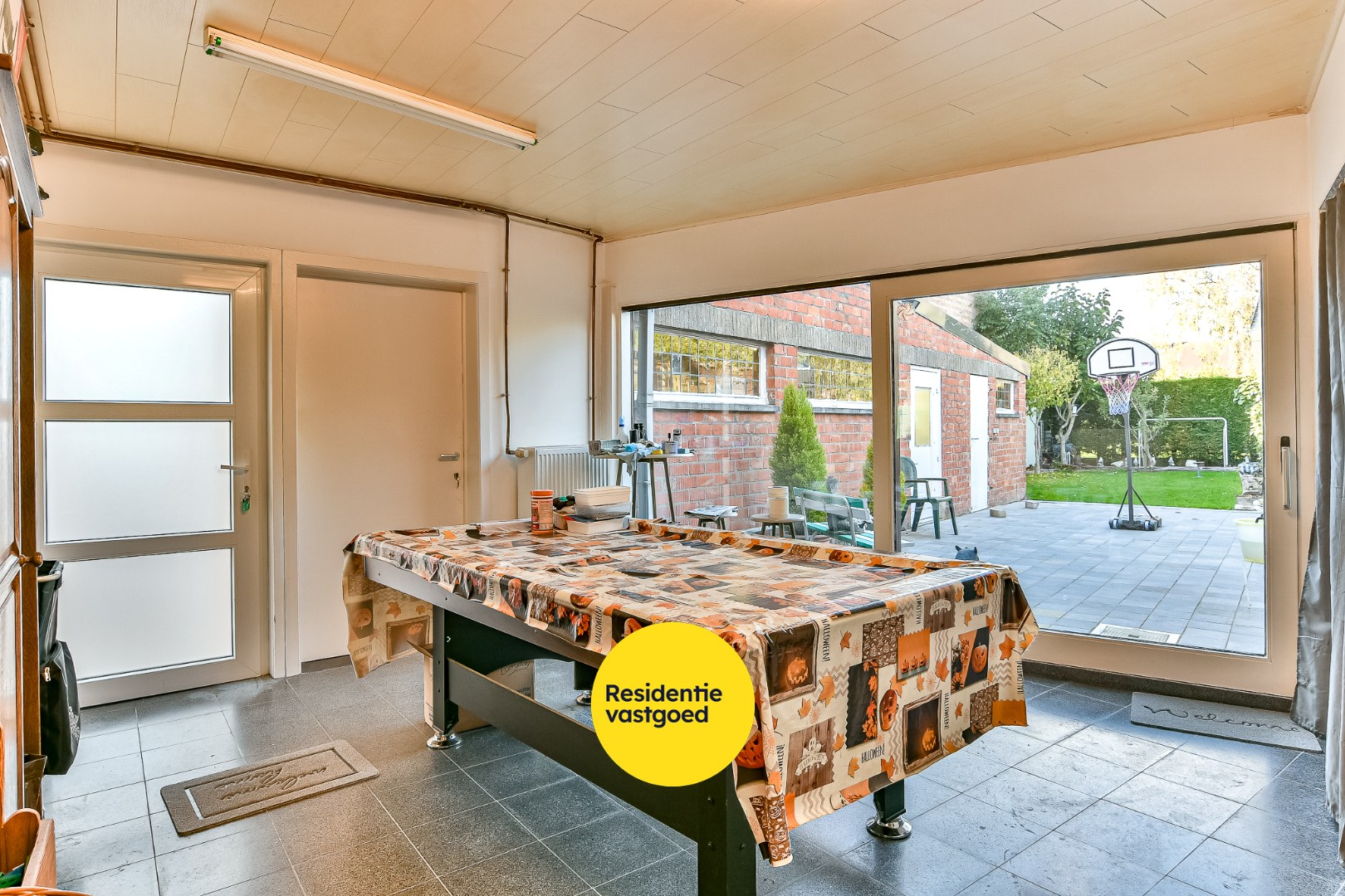 Halfopen woning met drie slaapkamers, tuin en garage 