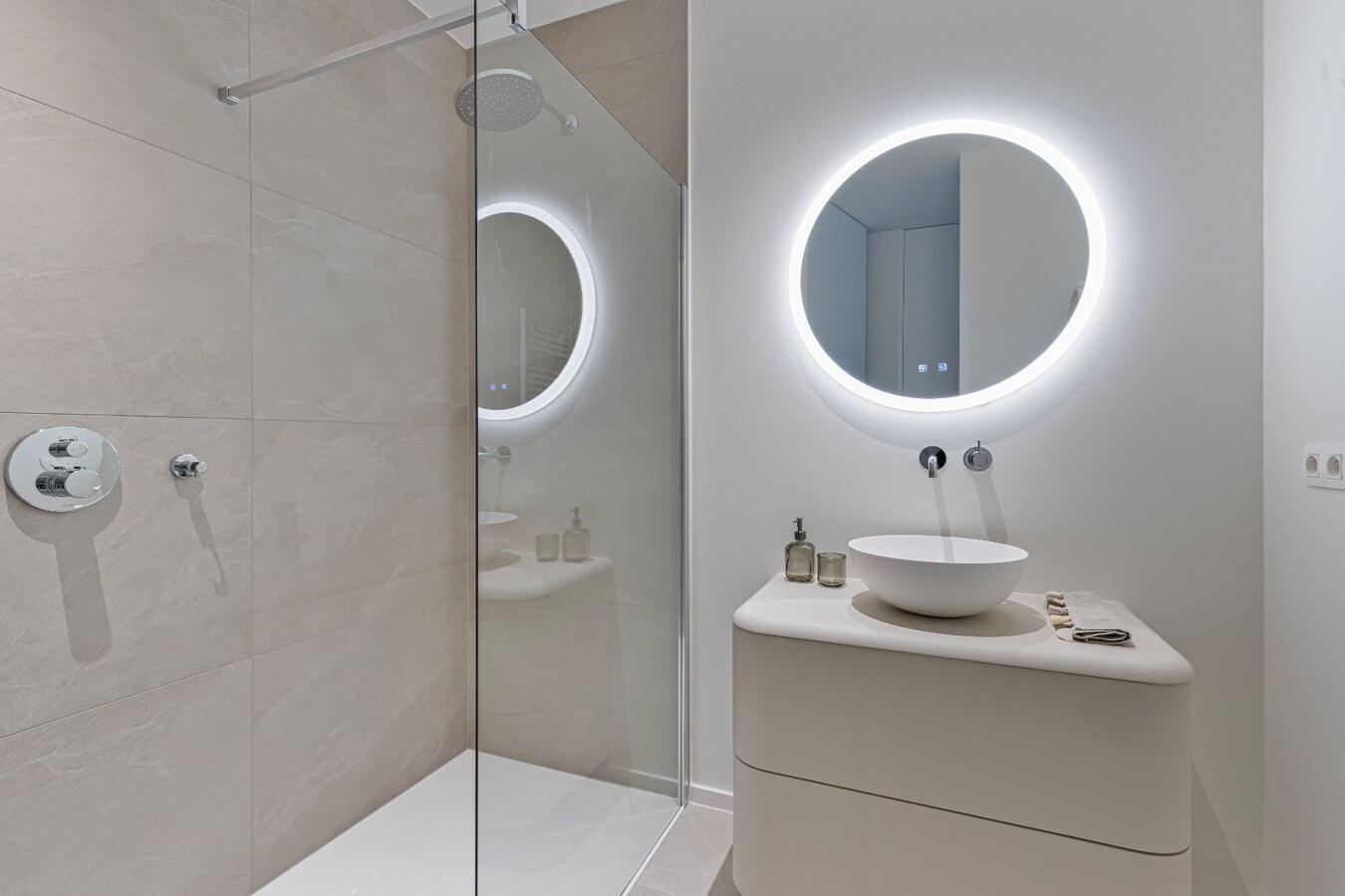 Zeezicht! Uitzonderlijk luxueus appartement op de Zeedijk in Oostduinkerke 