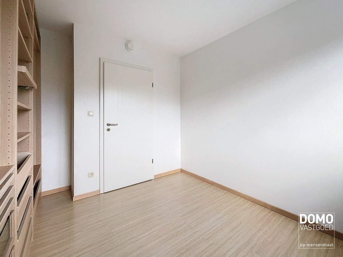 RUIM 2 SLAAPKAMER APPARTEMENT MET ONDERGRONDSE AUTOSTANDPLAATS EN TERRAS TE KERMT 