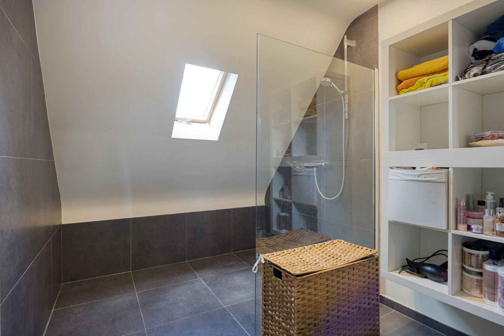 Instapklaar dakappartement met 2-3 slpk. en ruim terras in Olen-centrum 