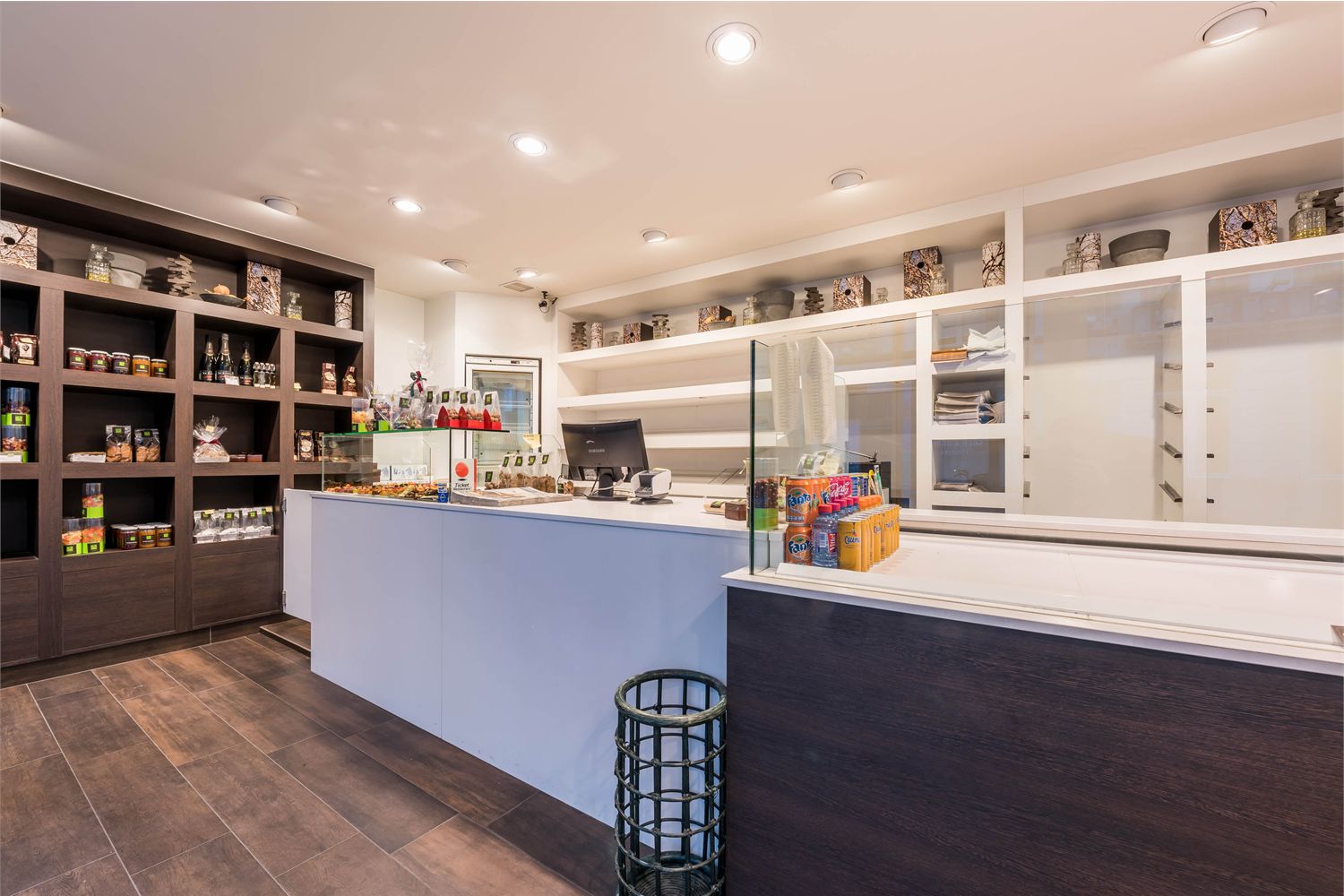 Zeer mooi en ruim handelspand met grote gerieflijke woonst op toplocatie in de Gentse historische binnenstad! 