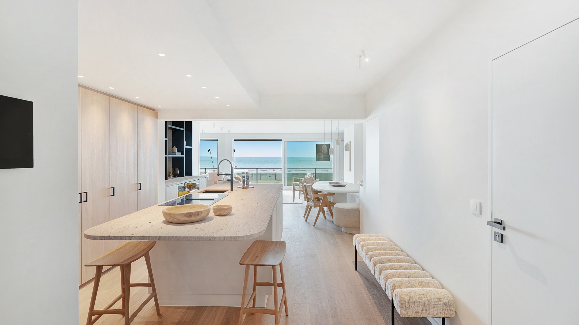 Op een absolute topligging aan de zeedijk in het Zoute bevindt zich dit prachtig gerenoveerde appartement op de eerste verdieping van een standingvolle residentie, met een gevelbreedte van 5,20 meter 