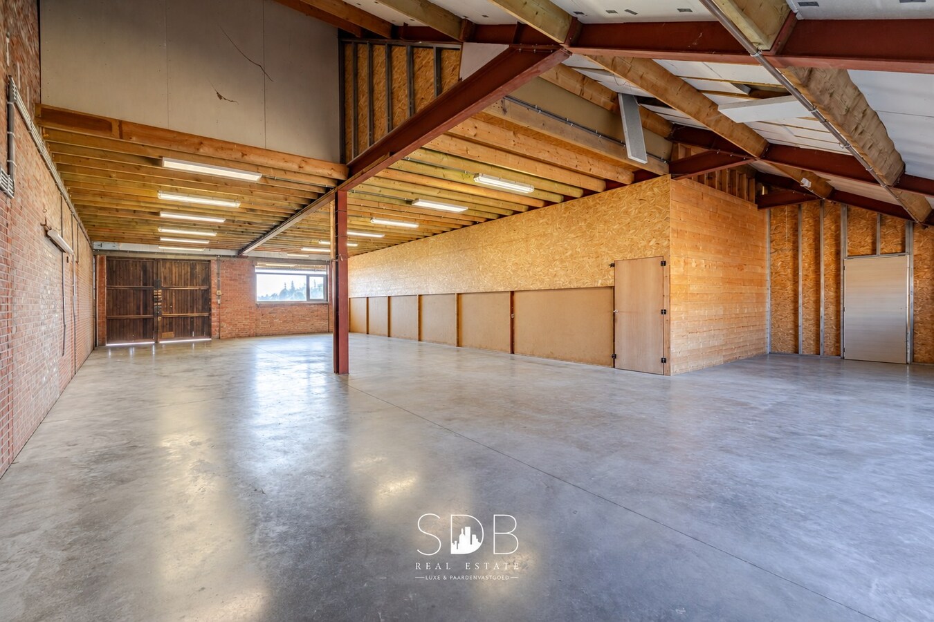 Hedendaagse woning met hippische accommodatie op 17.782m² 