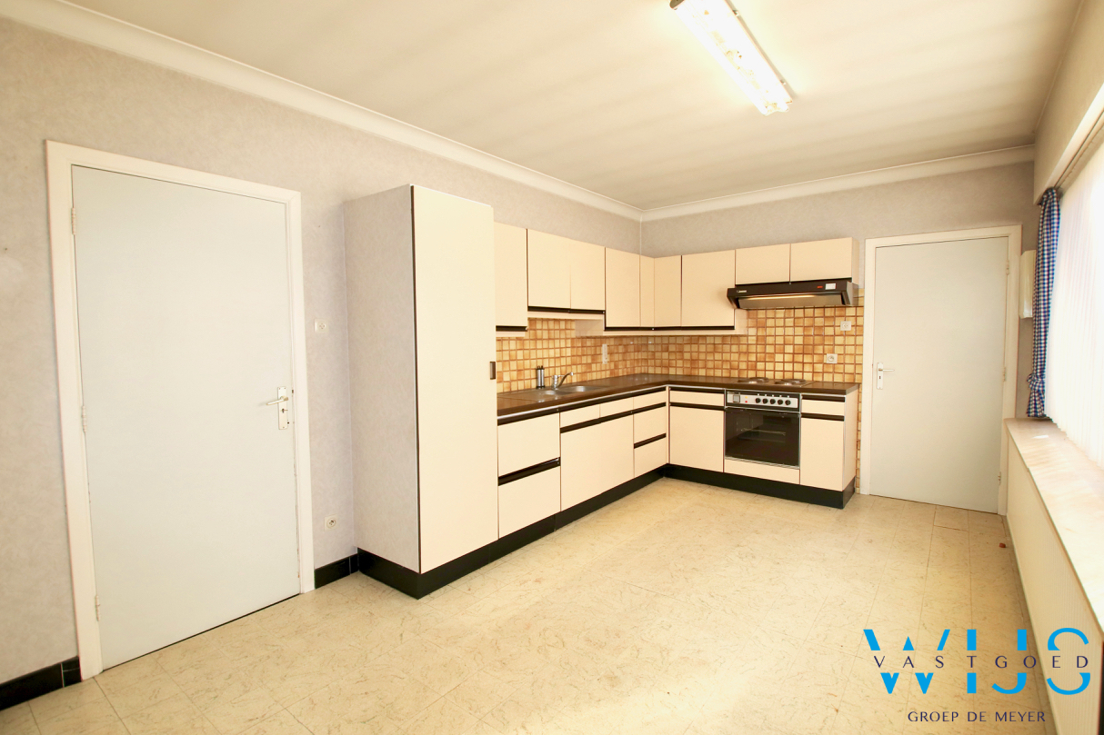 Te renoveren gezinswoning op een zonnig perceel van 1184m² te Wachtebeke ! 