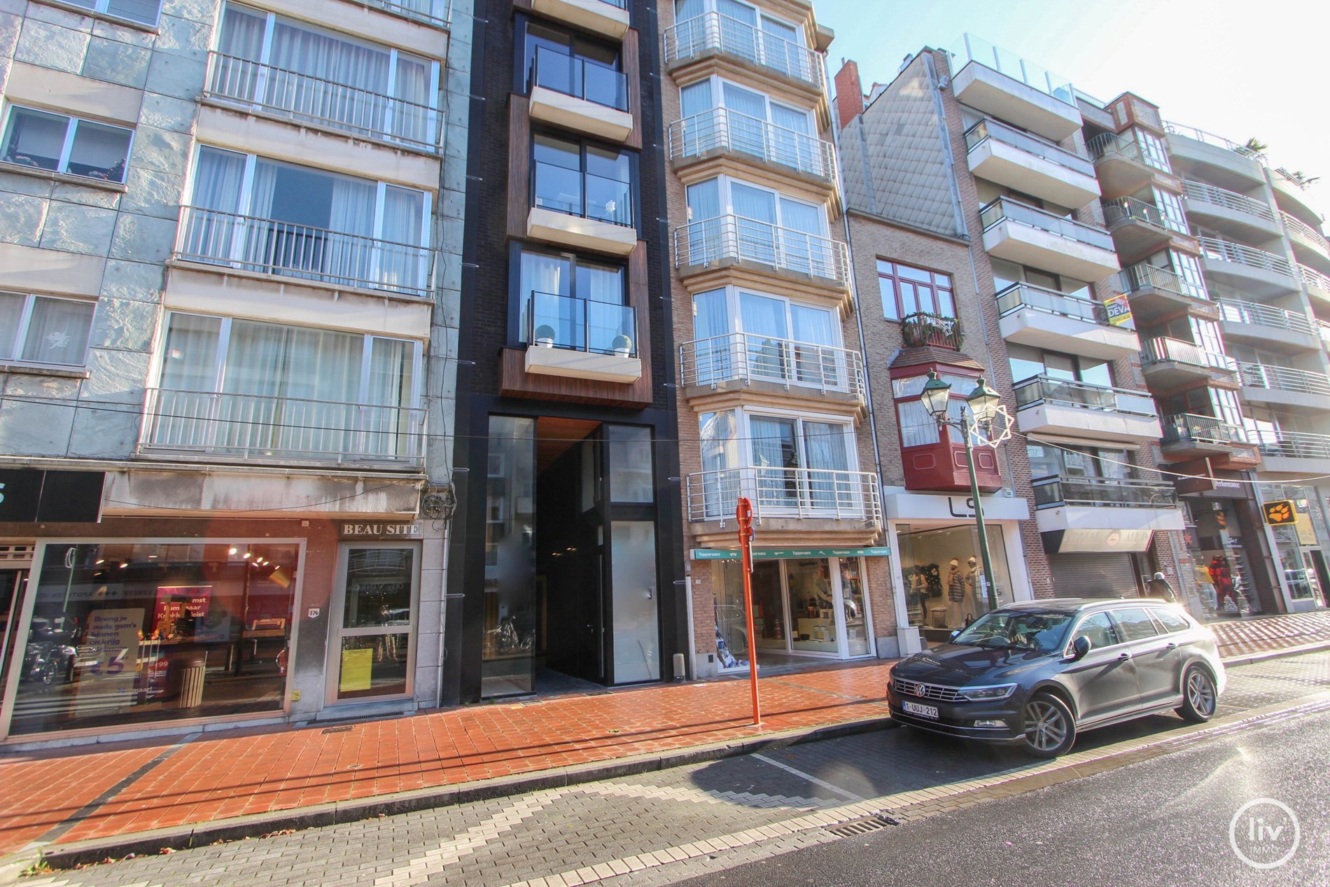 Recent handelspand met mezzanine, gelegen op een commerciële plaats in de Lippenslaan te Knokke. 