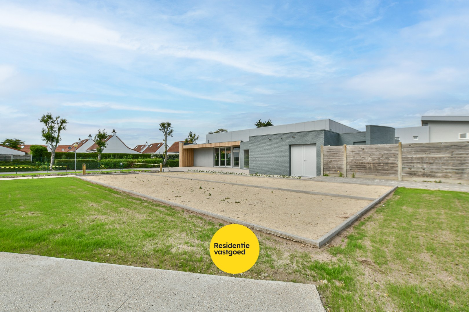 Unieke opportuniteit: horecazaak met 3 padelterreinen, terrassen en tuin te huur! 