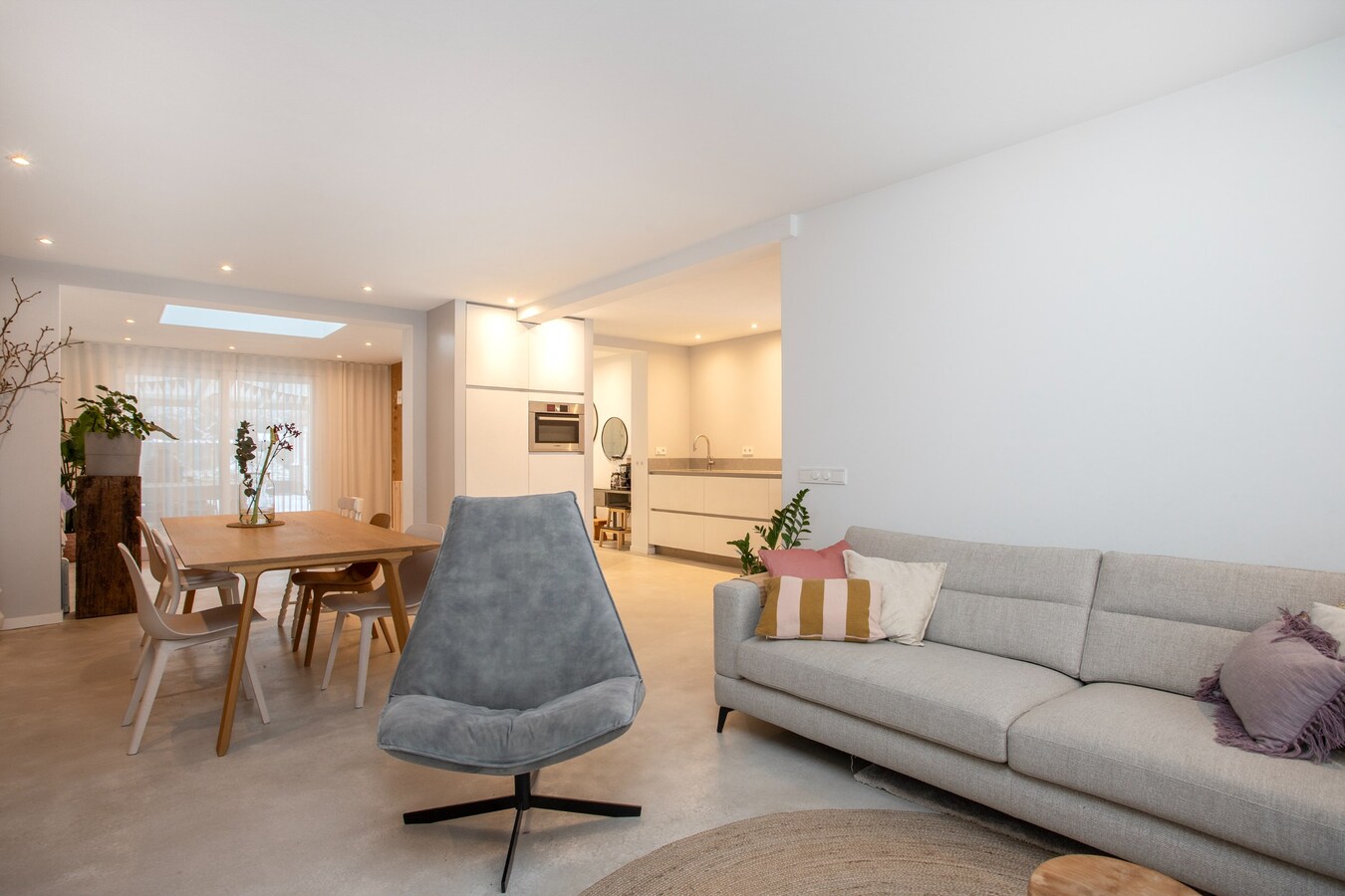 Zeer ruim halfvrijstaand woonhuis met aanpandige garage/berging en hobbyruimte/mantelzorgwoning. 