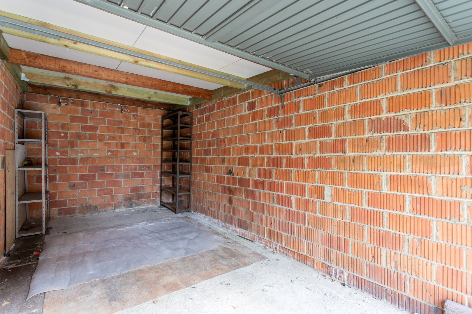 Gerenoveerd appartement met 2 slaapkamers, 2 terrassen en 2 garageboxen 