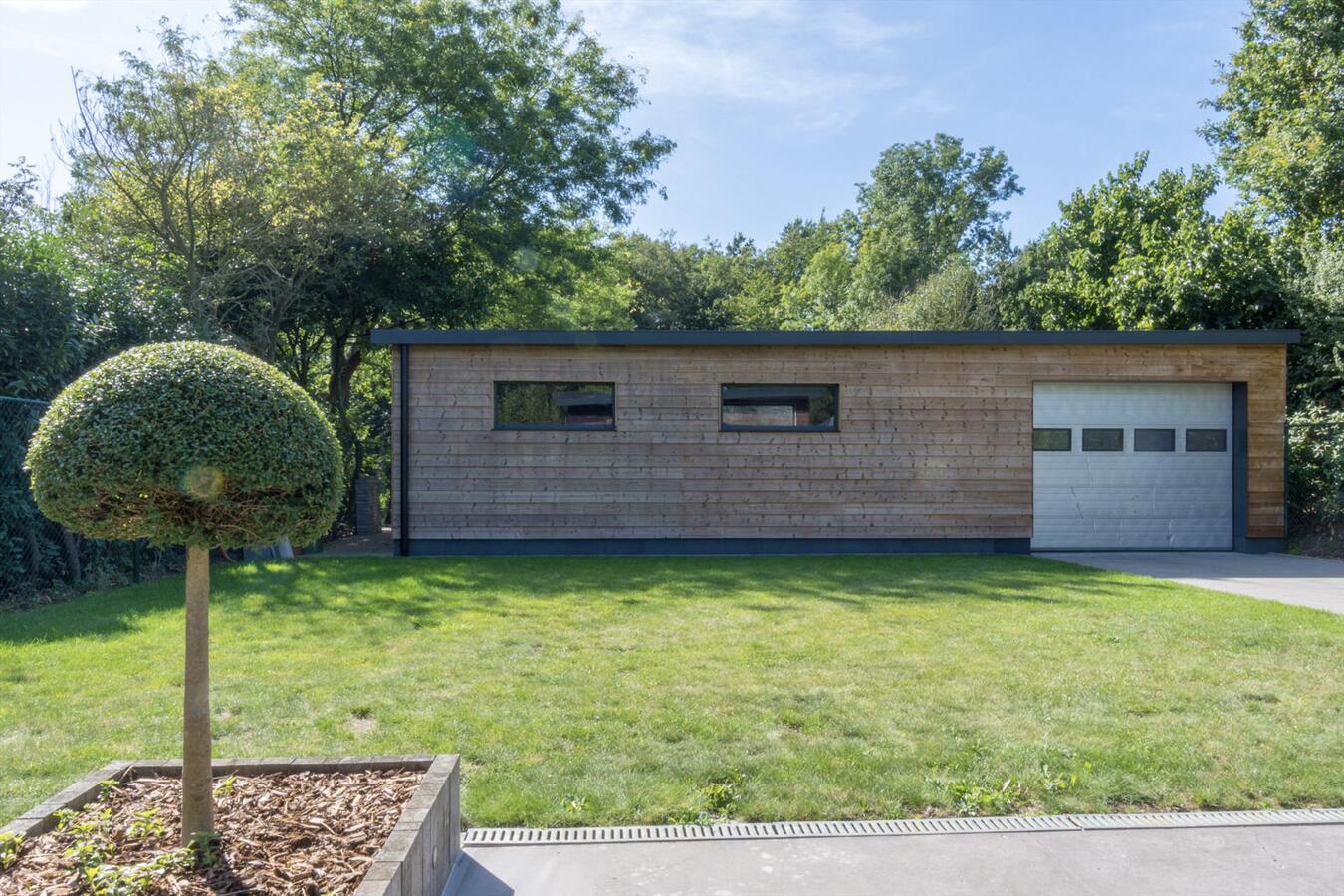 Moderne laagbouwwoning met magazijn 
