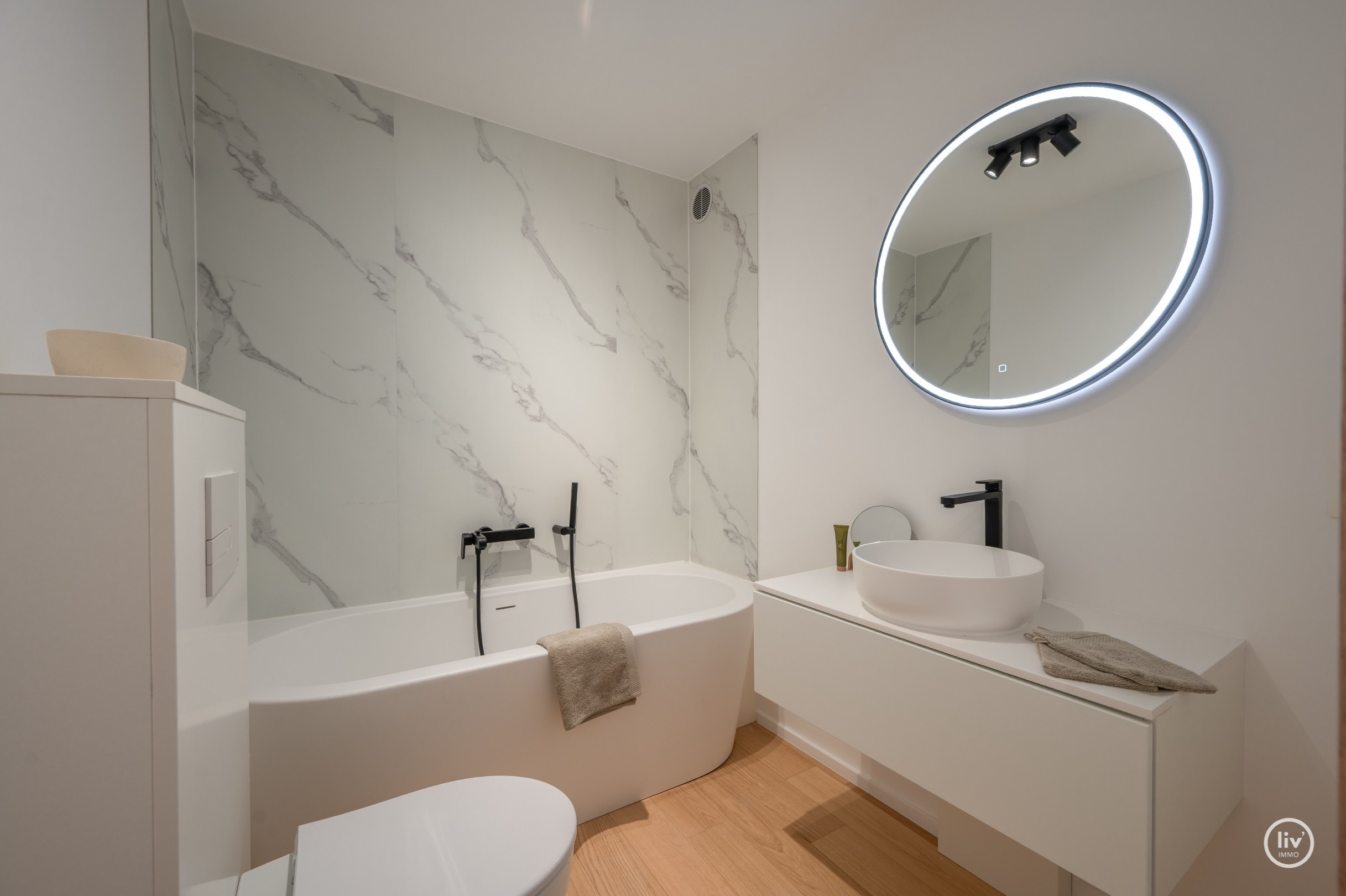 Magnifique appartement en duplex avec une largeur exceptionnelle de façade de 18 mètres et une terrasse généreuse orientée au sud offrant une vue dégagée sur l'arrière-pays de Knokke, à seulement 100 