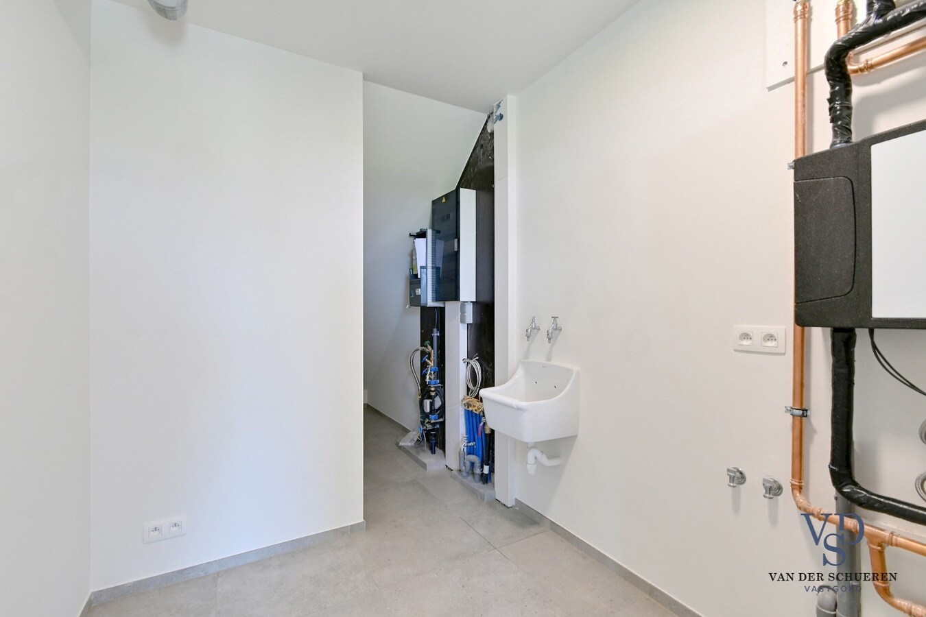 Half Open Bebouwing met buitenberging en carport 