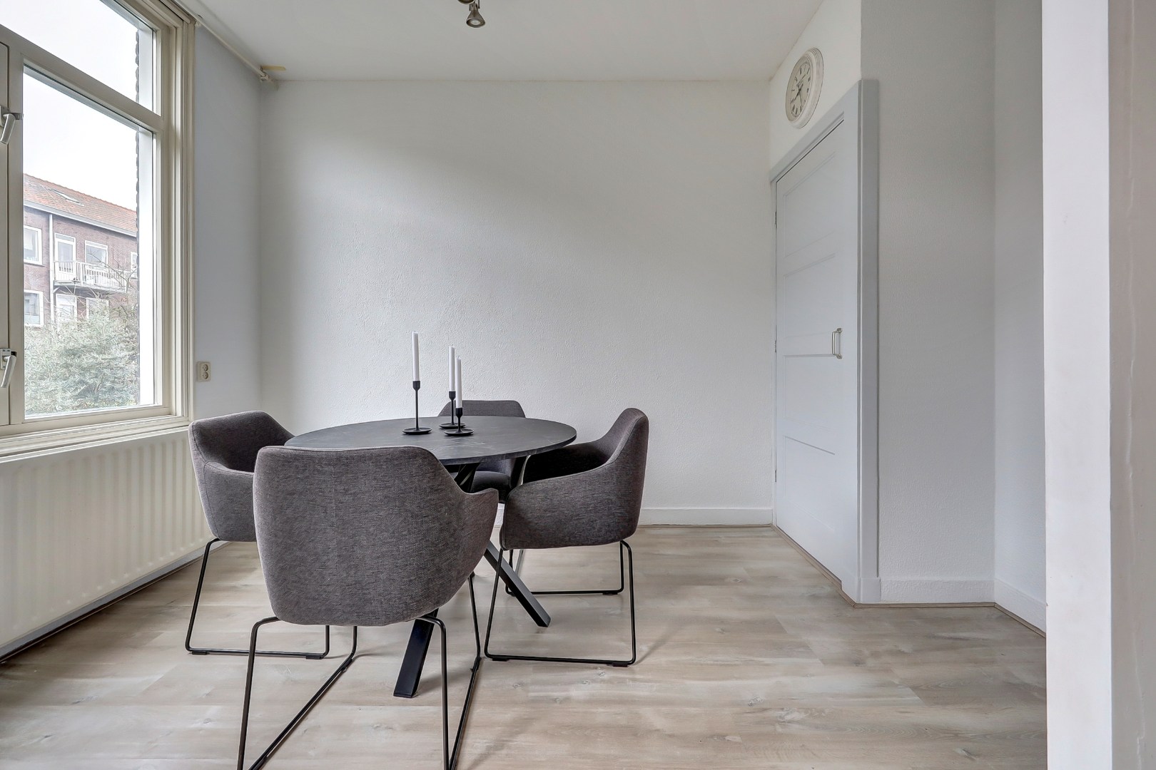 Sfeervol en karakteristiek jaren '30 bovenwoning met prachtige glas-in-lood details, 2 goede slaapkamers, ruime keuken en badkamer en gelegen op eigen grond! 