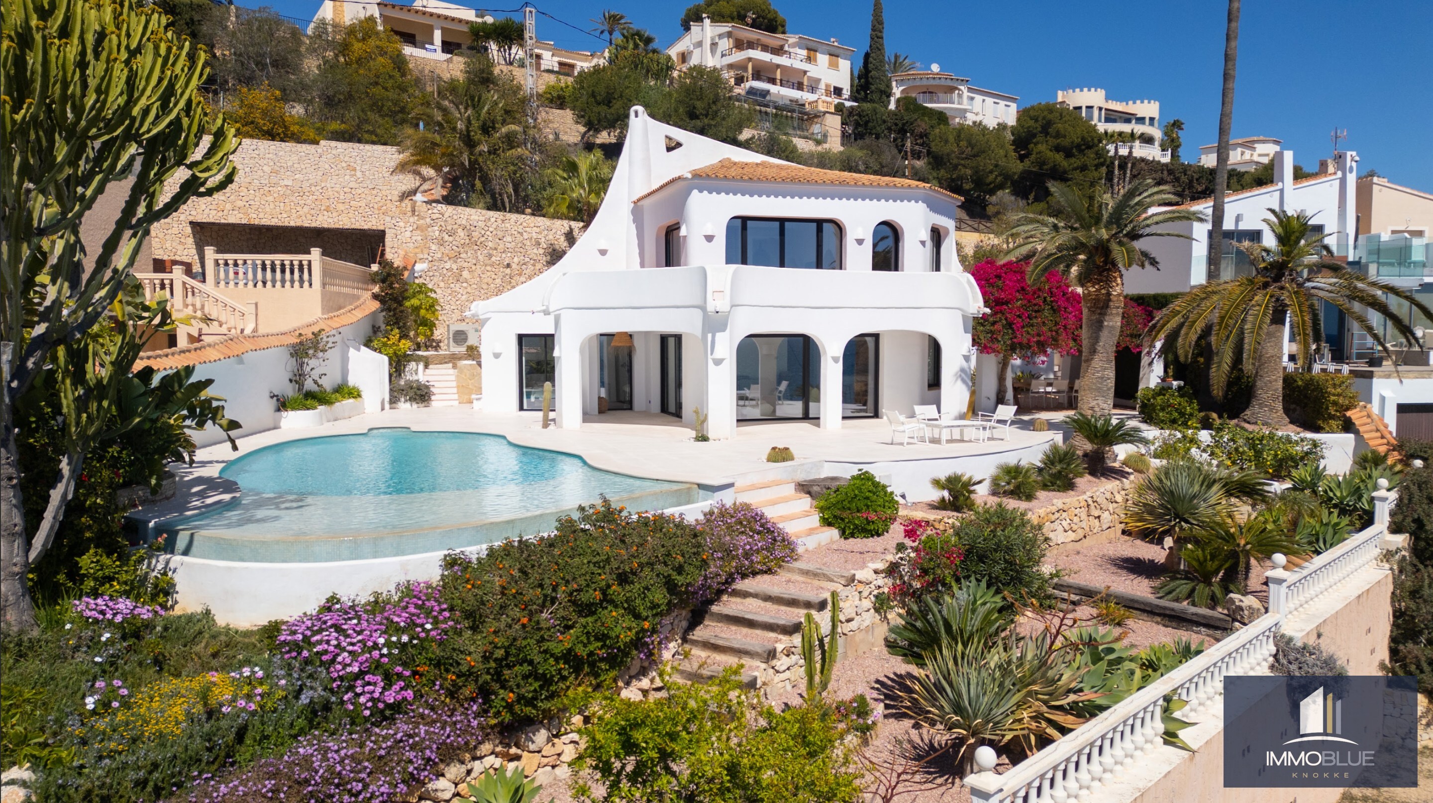 Villa méditerranéenne moderne avec vue mer spectaculaire 