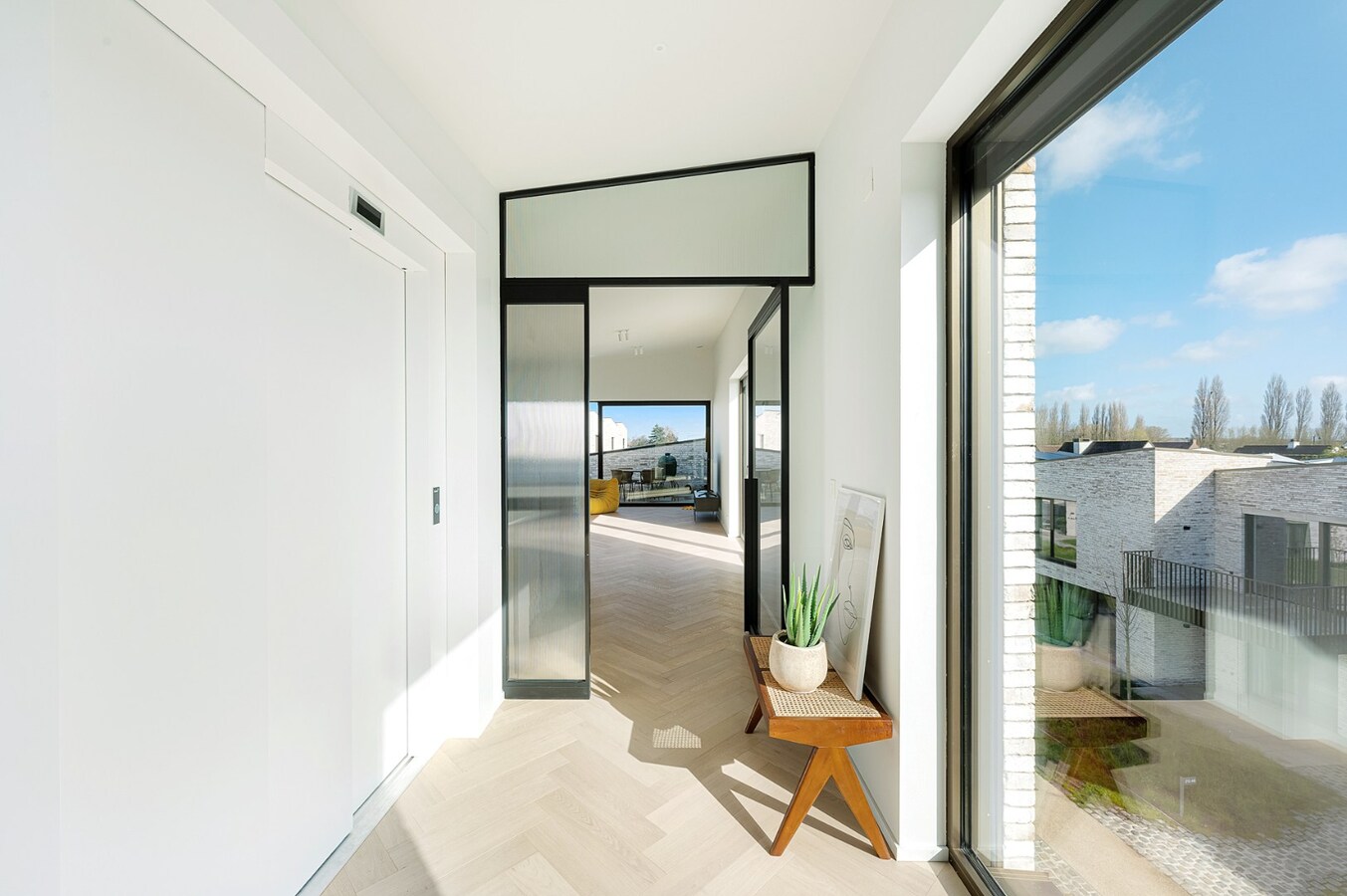 Exclusief verblijf met lift, terrassen en uitzonderlijke volumes in een groene-autovrije verkaveling te Knokke. 