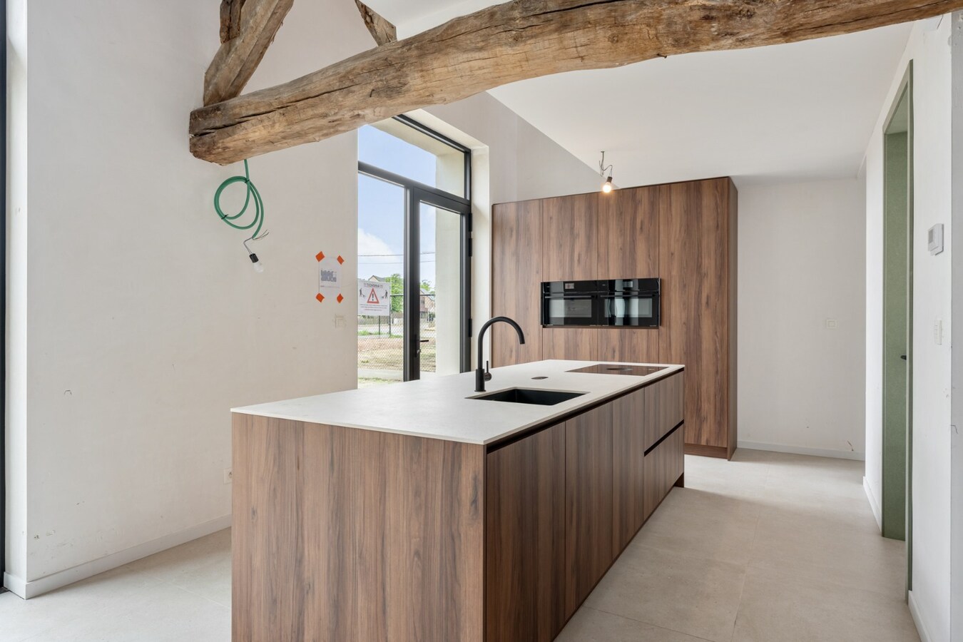 Exclusieve woning in volledig heropgebouwde hoeve op een perceel van 4a60ca! 