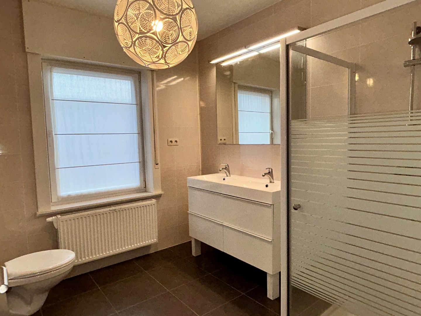 Verrassend ruime woning met 4 slaapkamers, garage en stadstuintje 